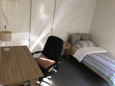 Bright and cossy room in Point Cook for rent - bills included