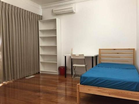 Room available for rent in Chadstone near Shopping Centre
