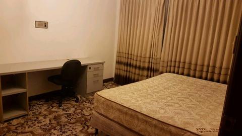Large CLEAN Double Room w. FREE Wi-Fi Access & House Cleaning