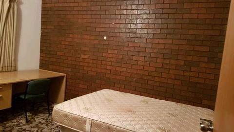 Spacious Single Room w. FREE Wi-Fi Access & House Cleaning