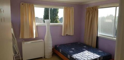 A room is available in Camberwell. Walking distance to Deakin uni