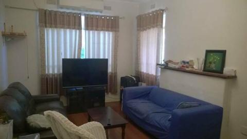 Full furnished large clean bright room, 5 minutes walk to Deakin