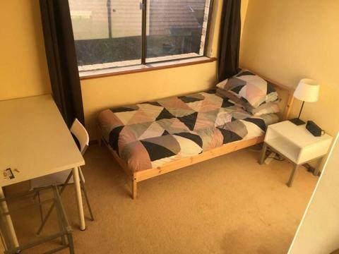 DOUBLE ROOM IN LEAFY CLAREMONT