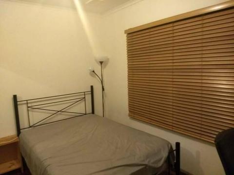 Room in Laverton Suburb near Melbourne - Walking distance from Station