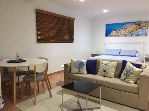 SPACIOUS FURNISHED FLAT BETWEEN LAKE AND OCEAN NARRABEEN