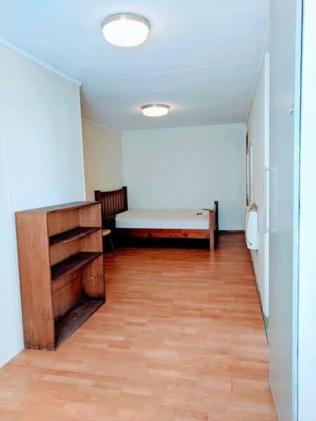 Furnished Studio Private Entrance/Separate Ensuite, Kitchen and Yard