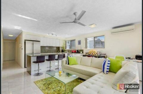 Luxury two bedroom apartment by the broadwater