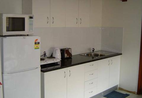 Macgregor - STUDIO flat - ensuite, kitchenette, air conditioned