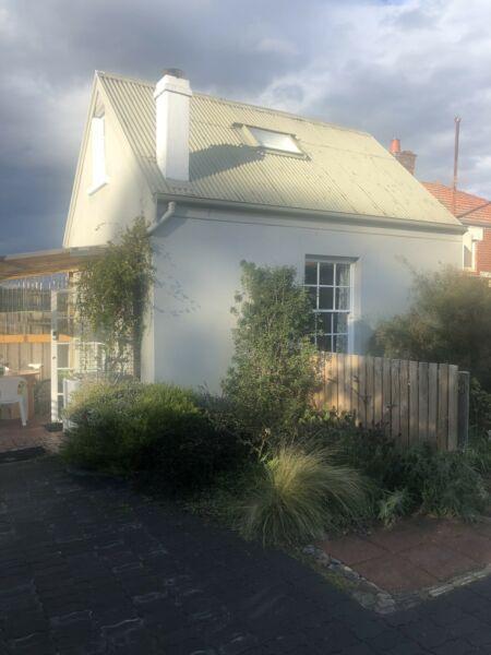 Quaint cottage for rent. Walk to sandy bay, university and city