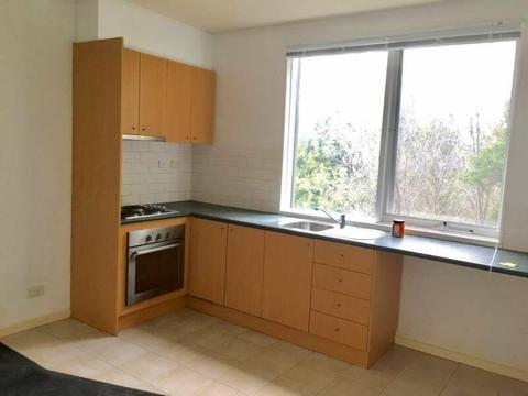 1 bedroom apartment with secure parking in North Melbourne