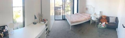 To lease: 3 min walking distance to Unimelb master room with independe