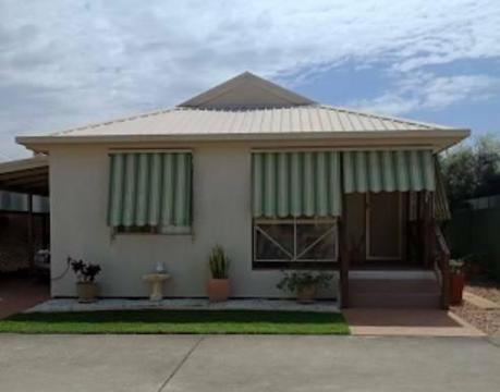 SPACIOUS 2 BEDROOM HOME WITH 2 AIR CONS-OVER 50 RESORT POOL SPA BOWLS