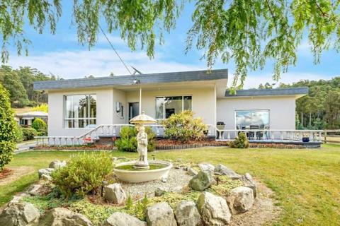 4 Bedroom Home, Fully self contained unit, Man Shed, Cairns Bay Tas