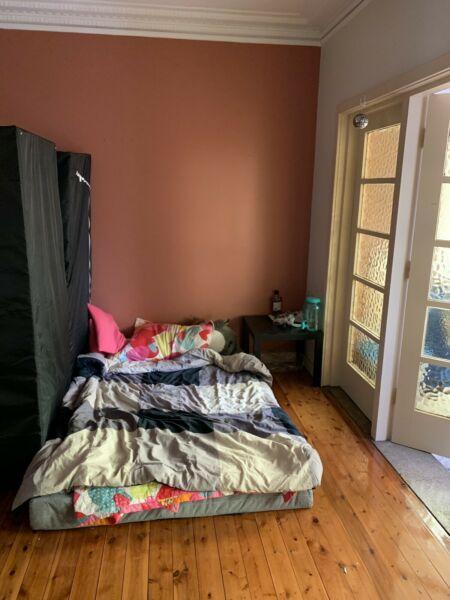 Looking for a roommate to share MasterBedroom 2min away from stt