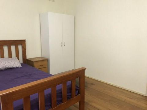 Large Single Room in Endeavour Hills