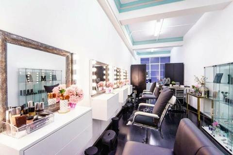 FOR SALE: BEAUTY & HAIR SALON WIWO