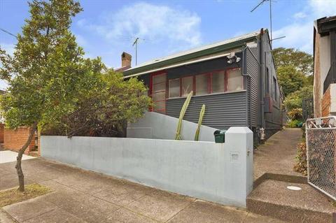 Spacious Studio in Marrickville 3mins walk to trains, bus and shops