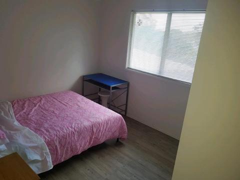 Room available in Burleigh