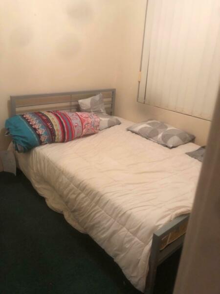 Room for rent in Kewdale area. Close to Reading cinema, Belmont shopin