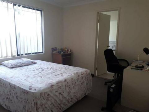 An ensuite master bedroom close to Curtin University