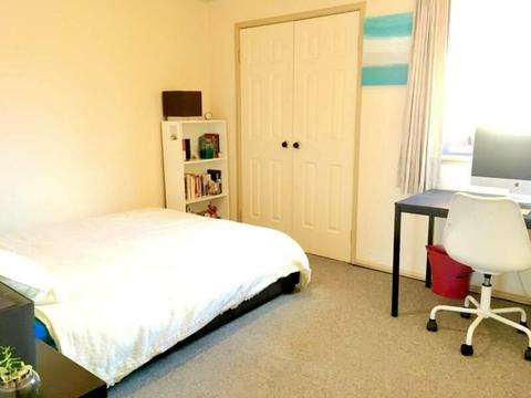 LARGE FURNISHED ROOM AVAILABLE IN LEEDERVILLE - SUIT FULL-TIME STUDENT