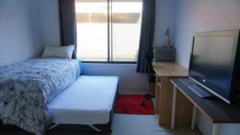 ROOM FOR RENT IN CANNING VALE FOR SINGLE / COUPLE