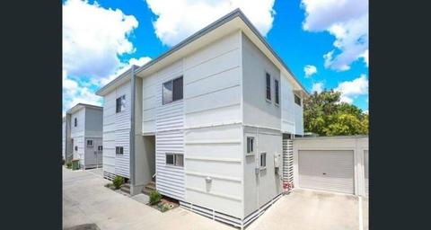 Three bedroom townhouse in Redbank Plains Available for rent !