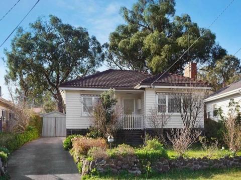 Two bedroom study weatherboard home in Heathmont