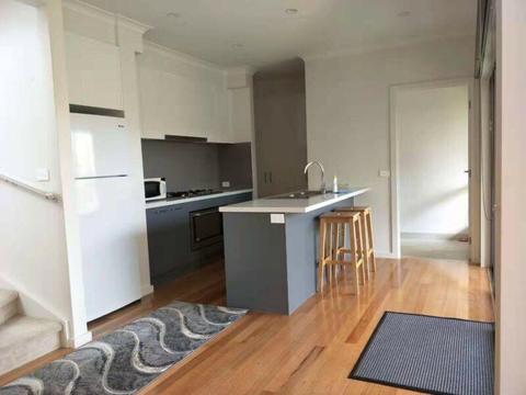 Brand New 4 bedroom town house in Oakleigh East for lease