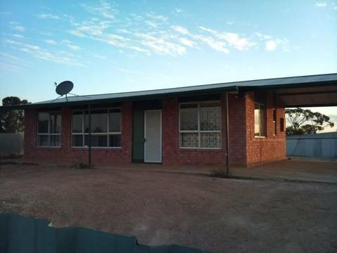 2BR HOUSE 4 SALE COOBER PEDY, ON LARGE BLOCK