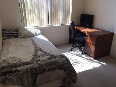 Large room to rent- Huntingdale/Southern River