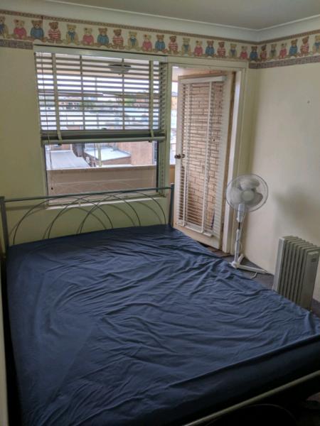 Private Room in 2 bedroom flat near Eastwood Station