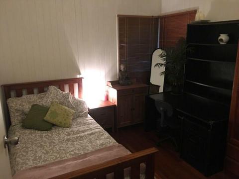 Clayfield furnished room for rent. Inc bills
