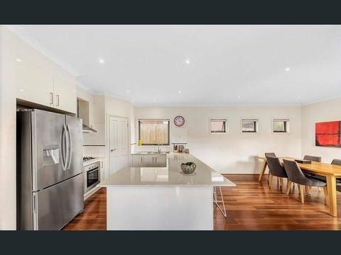 Town house to share in Glen Iris