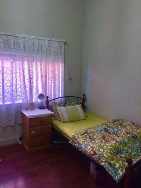Spacious room is available in Footscray!