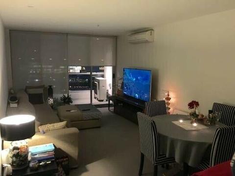 1 Room In Docklands apartment overseeing the Yarra River