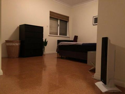 Rent large room $250/wk all inclusive East Vic Park