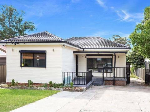 3 Bedrooms Family Home walking distance to Blacktown Train Station