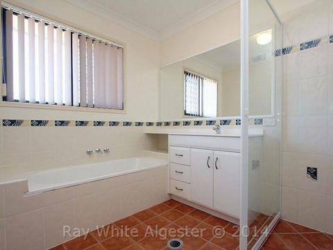 Calamvale 1 room for rent 2 min walk to bus stop ,shopping center