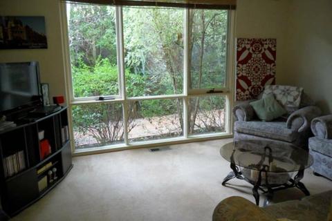 Room available in Amazing Apartment in quiet, tree lined street