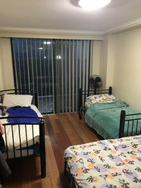 Looking for 1 girl to share master bedroom in Pyrmont