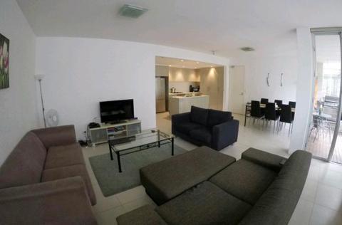 Bondi Large 2 bedroom apartment - Master bedroom with ensuite
