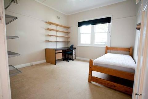 4 Bed Student House, Inc cleaner and Bills. 300metres to Uni
