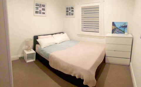 Private room with shared bathroom 20 min from Bondi Beach