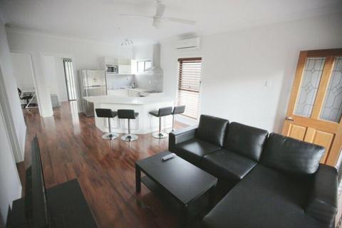 Bedroom and study available for rent in Kangaroo Point!