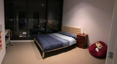 *COUPLES OR FEMALES ONLY* Ensuite Master Bedroom Share House Melb CBD