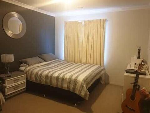 Room for rent(fully furnished) with own bathroom - South Morang