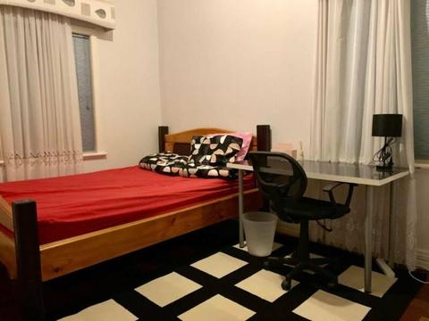 Huge Double Room in Como. Female Only. All Bills Included