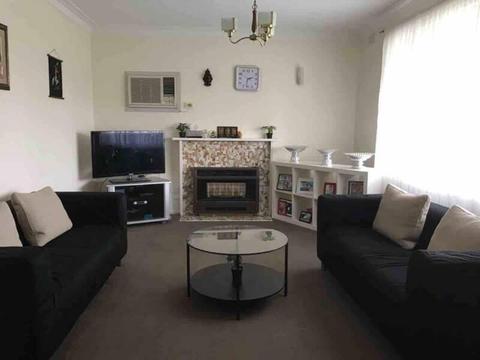 3 bedroom house - 10 mins walk to the train station in Lalor