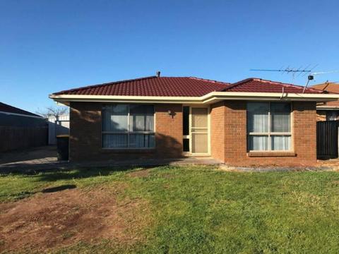 House For Rent in Good Location - 13 Kingfisher Court, Kings park VIC